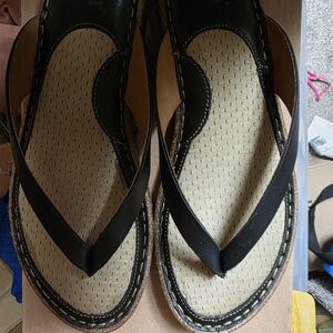 Women's Born Black Bora Leather Flip Flop   Size 9